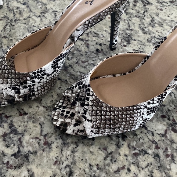 Qupid Jealous Black White Snake Heeled Mules (NEW in BOX) Size 10 - Picture 10 of 11